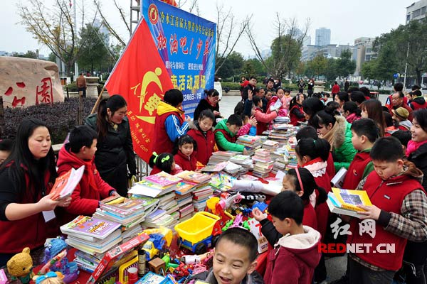 冷水江市首届大型青少年公益活动现场。熊又华/摄