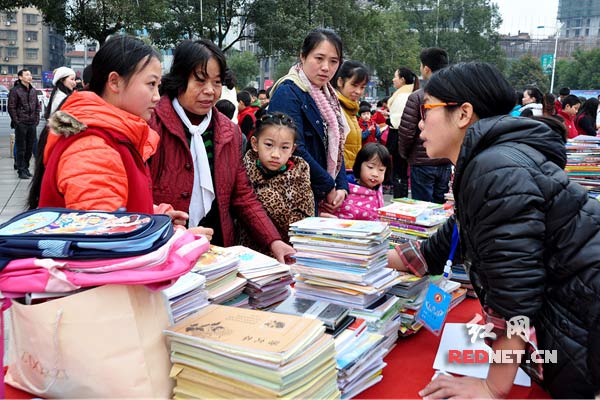 爱心志愿者在活动现场开展义卖。熊又华/摄