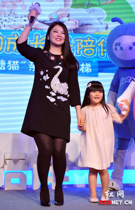 李湘携女儿出席活动 图片来源CFP