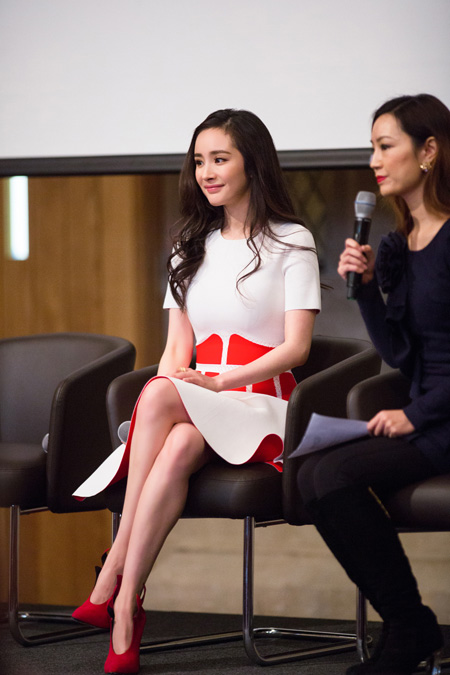 杨幂回答问题妙语连珠获赞