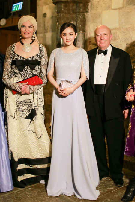 杨幂与《唐顿庄园》创作者朱利安·法鲁勋爵夫妇合影