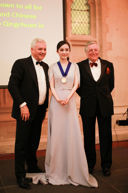 杨幂与奈杰尔·诺尔斯爵士和克莱门特·琼斯合影