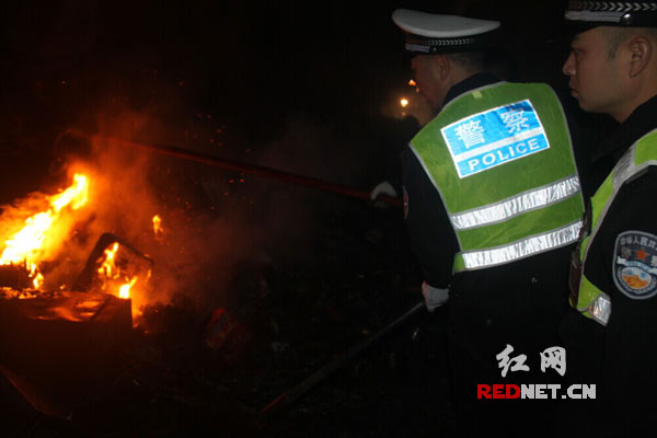 民警正在奋力扑火。