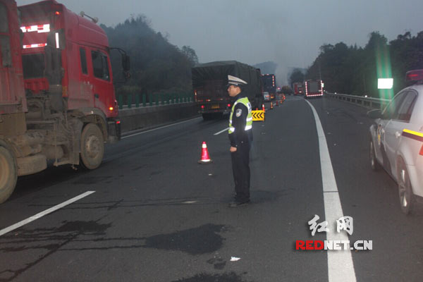 民警在现场进行交通管制。