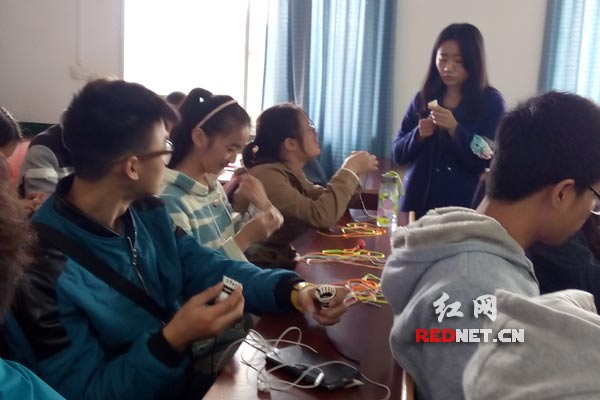 同学们正在学习制作饰品。