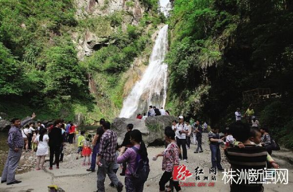 游客游览神农谷（炎陵县旅游局供图）