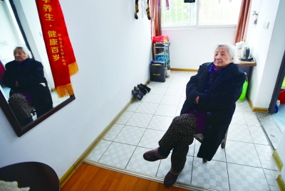  12月10日，长沙市雨花区社会福利中心，戎瑞霞回忆起往事，鼻翼轻颤。本版图片均由 记者 李健  摄
