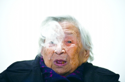    戎瑞霞点上一根烟，对故乡南京的回忆，在烟雾中开始。
