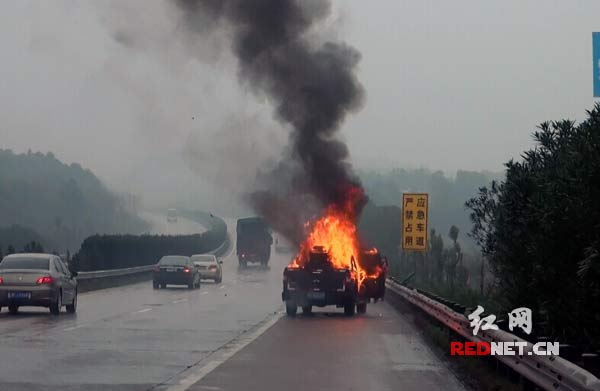 高速交警巡逻遇皮卡车突起大火，立即疏散人员，指挥交通