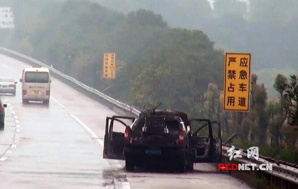 被烧成空壳的皮卡车，初步估计是拖运的电动车自燃引发大火