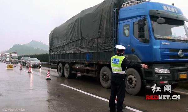 道路恢复畅通，此次事故未造成人员伤亡和长距离、长时间堵车