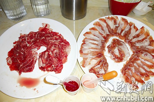 图为：21元和8元的肉渗出的水量对比