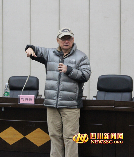 成都理工大学84岁退休教授刘兴诗，站了90分钟，给大学生分享那些年的抗战故事。