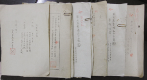 -《嫖妓价格表》就夹在这些《警备情报》里。记者郄磊摄