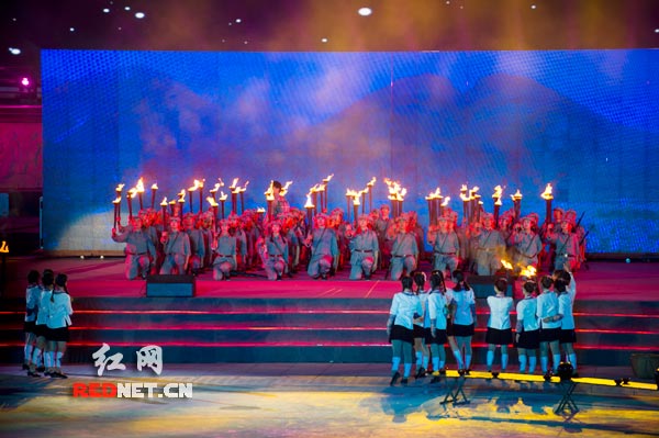 2014湖南红色旅游文化节主题晚会开幕 万人同