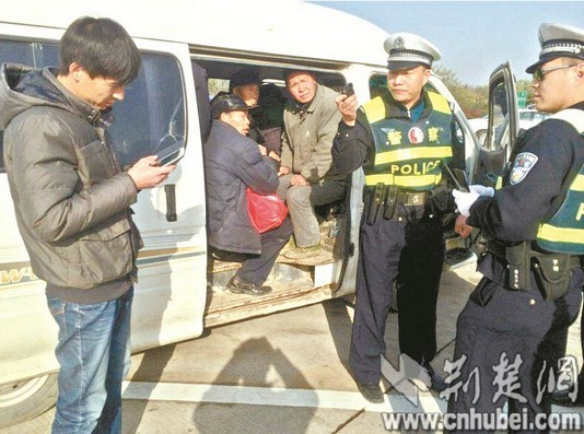 楚天都市报讯 车门刚拉开一道缝，竟从车厢内掉下两个人。昨日上午9时许，一辆行驶在高速路上的面包车在随岳高速公路天门服务区被警方查处—车上仅六座，却挤进了17个人。