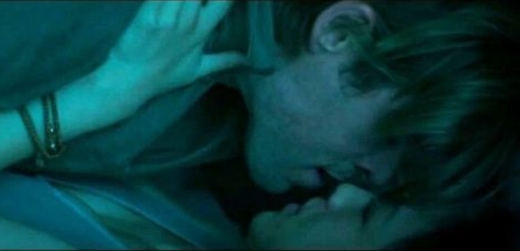 在《黑客特攻》中的亲密吻戏