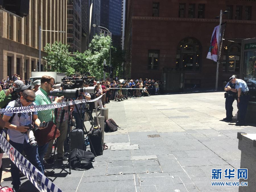 　　 12月15日，在澳大利亚悉尼，发生劫持人质事件的咖啡馆被警方封锁（手机拍摄照片）。澳大利亚悉尼市区一家咖啡屋当地时间15日上午发生劫持人质事件。 新华社记者王丽莉摄