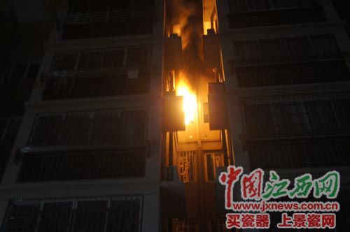 南昌一居民楼6楼午夜突发大火