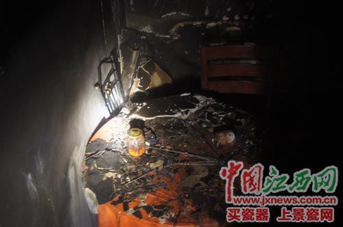 大火猛烈燃烧，一个多小时后被扑灭。