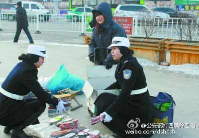 辽宁：老人摆摊卖鞋垫 交警组团买900双（图）