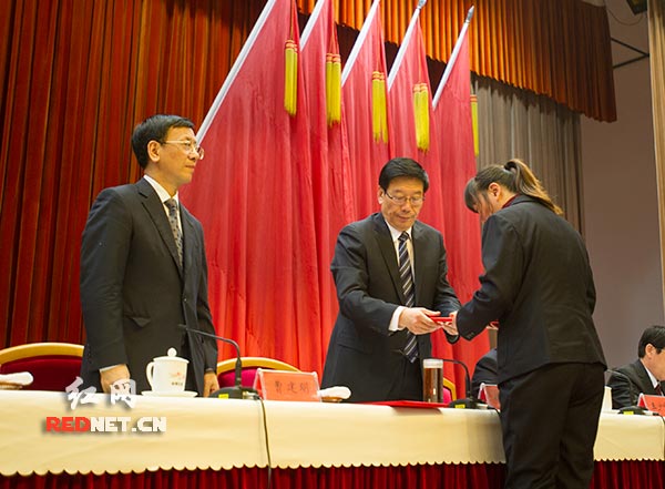 陈运周同志家属代表他接受表彰。