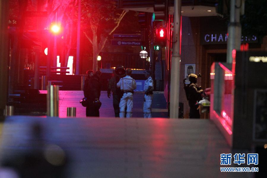 12月16日凌晨，在澳大利亚悉尼，警察在突击行动结束后准备撤离。