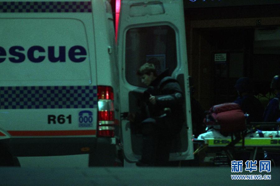 12月16日凌晨，警察在澳大利亚悉尼突击行动现场。