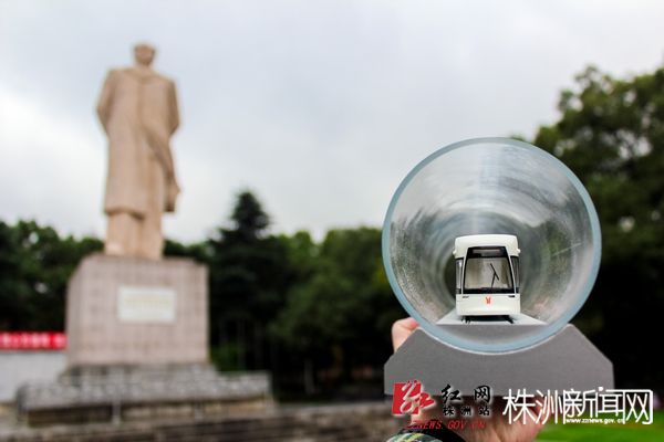 101、长沙——中南大学车迷带车模与千年学府湖南大学门前的毛主席像合影