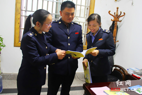 出刊后，干部们纷纷传阅。