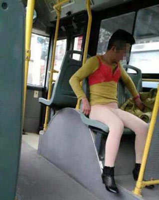 郑州“胸罩叔叔”穿紧身秋裤乘公交性感十足