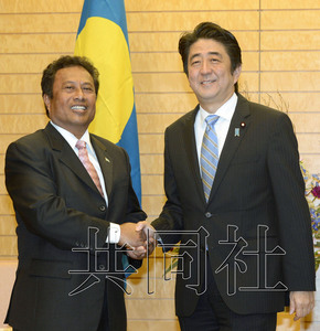 安倍与帕劳总统举行会谈同意促成天皇夫妇出访