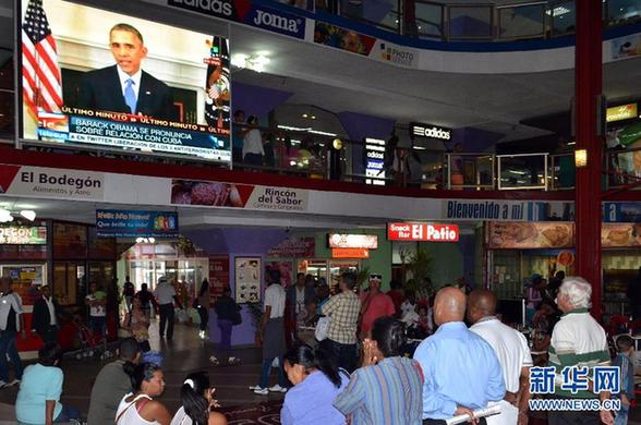 12月17日，古巴人在首都哈瓦那的街头观看美国总统奥巴马发表电视讲话。美国总统奥巴马与古巴国务委员会主席兼部长会议主席劳尔·卡斯特罗17日分别发表讲话，宣布将就恢复两国外交关系展开磋商。 新华社发