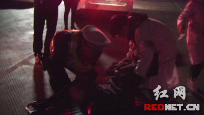 12月17日晚，一名女乘客在客车行驶中抽搐不断突发疾病，湖南耒宜高速交警快速出警，与医护人员一同对其进行了及时救助。