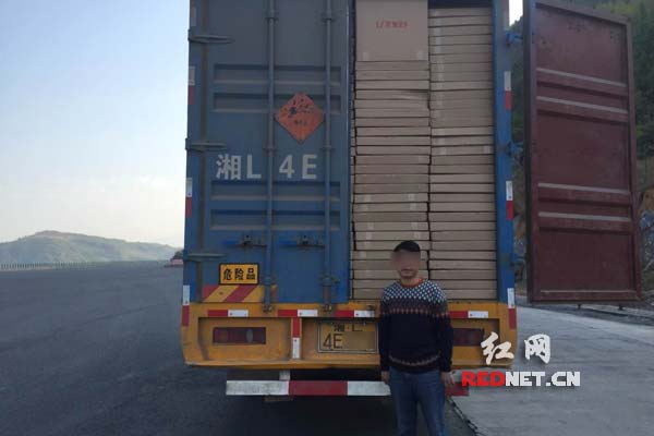 驾驶员陈某非法运输900余箱爆竹
