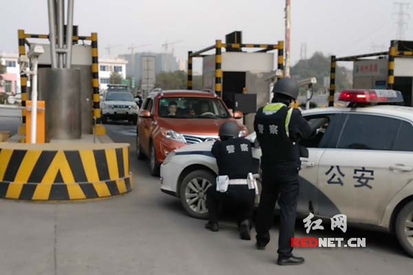 民警持枪拦截嫌疑车辆