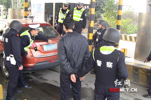民警控制犯罪嫌疑人并搜查尾箱