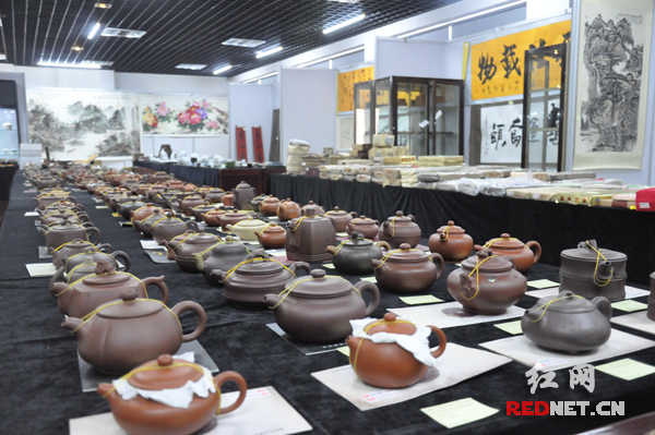 “茶之麁相”主题展同步进行，展出了一批收藏茶和茶具等与茶相关的艺术品。