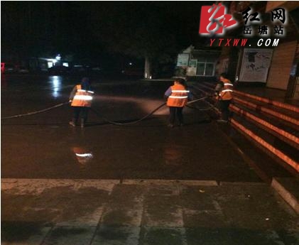 岳塘区市容环卫所凌晨清理多处污染