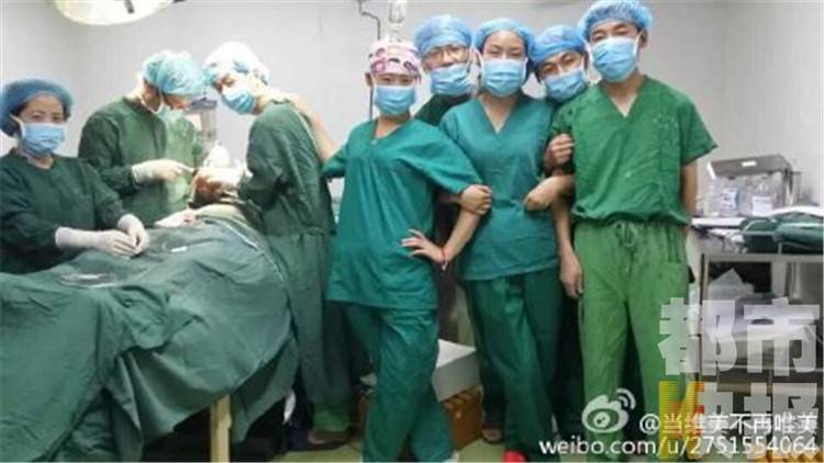 而这组图片就是网友“当维美不再唯美”今天早上通过微博发出的，文字说明是：“作为一名医护人员我想说难怪医患关系这么紧张，手术同时你们在做什么？”