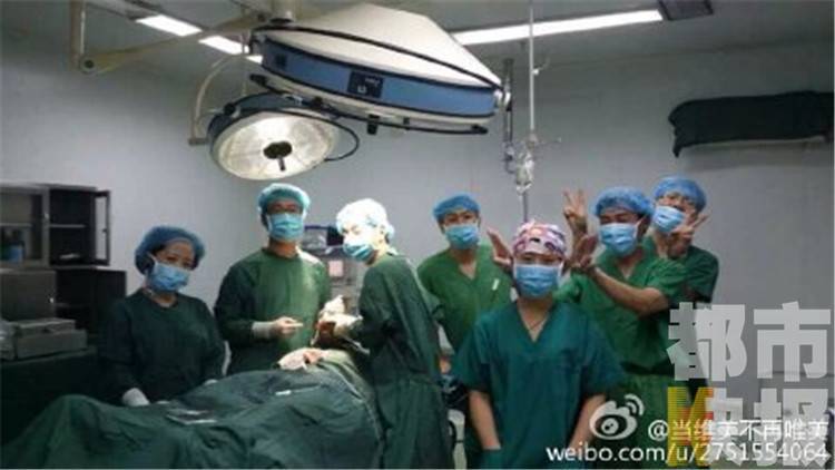 在微博回复中可以看到博主称自己也是一名医护人员，发图只是想让媒体知道，打击不良情况，而博主也说这组图片是该医院内部人士亲自拍照发朋友圈的。