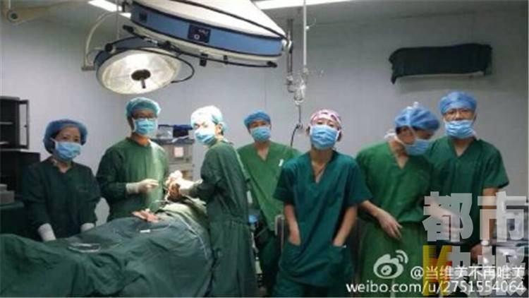 通过私信，《都市快报》记者联系到了这位博主，博主称这组图片就是西安的一家医院，图片是从自己的同学空间转载的，因为同学也在这张照片上。