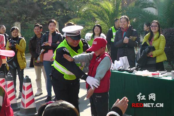 12月20日下午,湖南株洲天元交警大队邀请小记者来到天元大队参观警营建设,一起走上街头执勤,共同开展文明交通宣传活动。