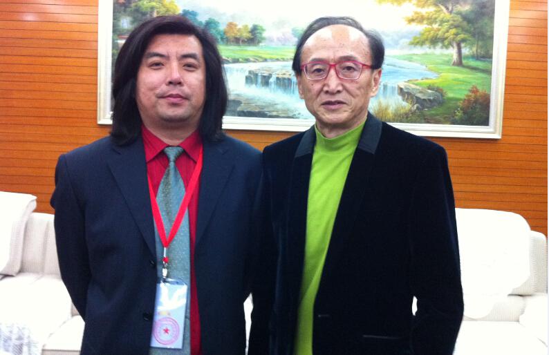 电影《爱在天堂》总制片人王立君（左）与演员舒耀宣（右）