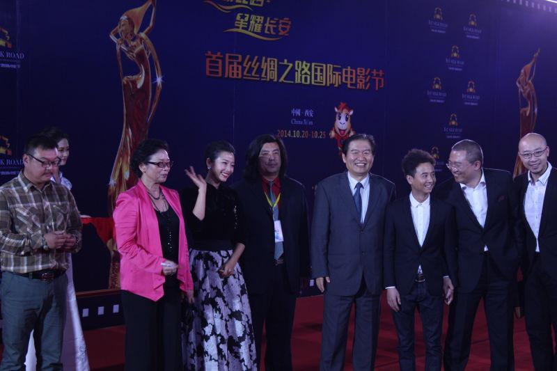 电影《爱在天堂》总制片人王立君（中）在首届丝绸之路国际电影节
