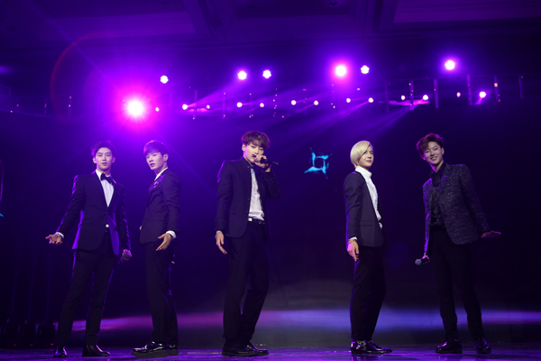 UNIQ帅气亮相亚洲时尚盛典 超强实力受追捧