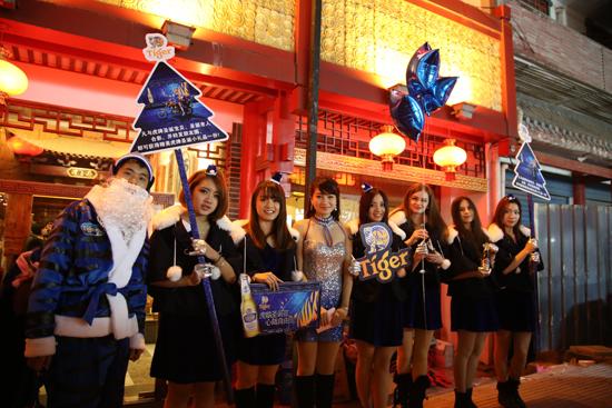 圣诞节出街巡游 喝啤酒寻找狂野与自由