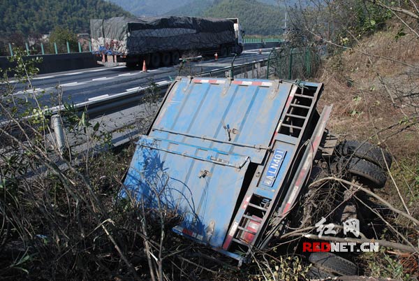 货车车头栽进路边涵洞内