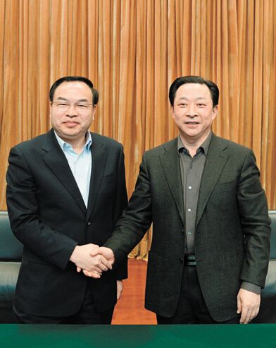 成都市召开干部大会,宣布武汉市市长唐良智调任成都市委副书记,并提名