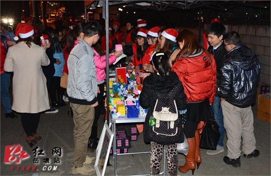 温暖平安夜 莲城志愿者义卖自闭症儿童手工作品